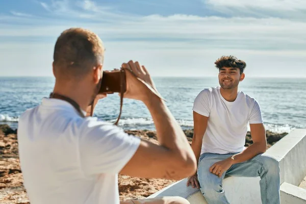 Mannen Tar Bilder Sin Pojkvän Framför Havet — Stockfoto