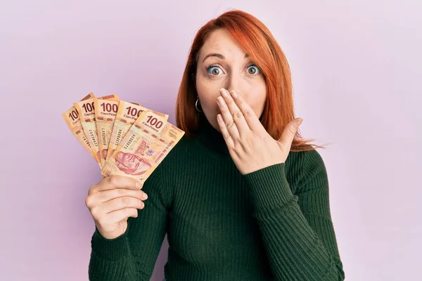 Mulher Ruiva Bonita Segurando 100 Pesos Mexicanos Notas Cobrindo Boca — Fotografia de Stock