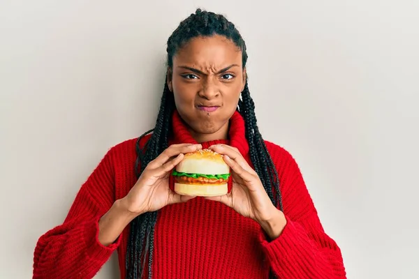 Femme Afro Américaine Avec Des Tresses Mangeant Des Hamburgers Sceptiques — Photo
