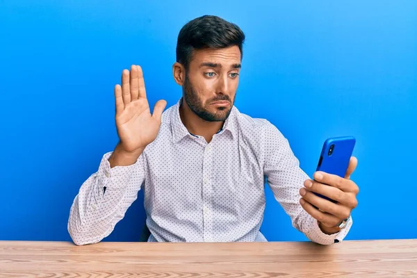 Bonito Homem Hispânico Fazendo Videochamada Acenando Para Smartphone Deprimido Preocupado — Fotografia de Stock