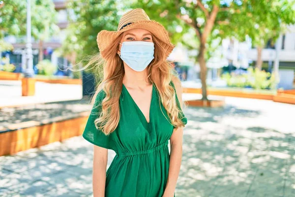 Mulher Loira Bonita Nova Férias Usando Chapéu Verão Máscara Médica — Fotografia de Stock