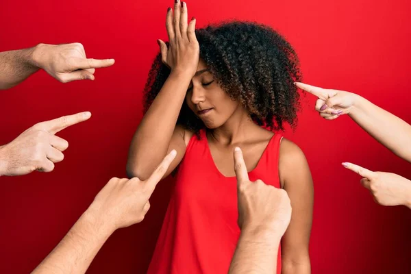 Hermosa Mujer Afroamericana Con Pelo Afro Con Los Dedos Alrededor — Foto de Stock