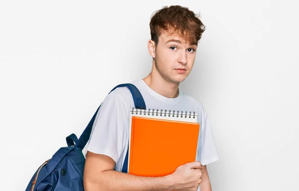 Jovem Caucasiano Vestindo Mochila Estudantil Segurando Livros Pensando Atitude Expressão — Fotografia de Stock