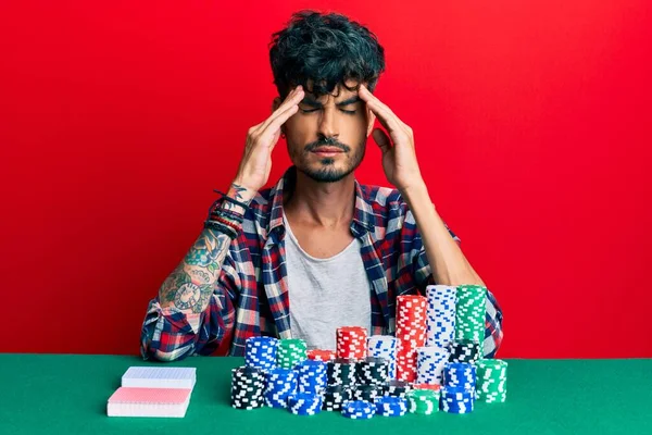 Jovem Hispânico Sentado Mesa Com Fichas Poker Cartas Com Mão — Fotografia de Stock