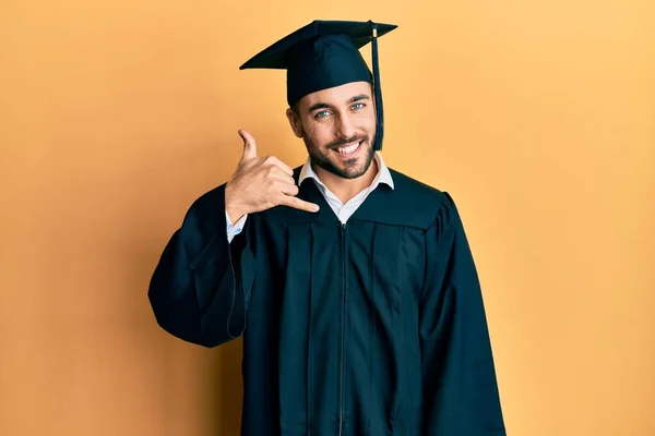 Joven Hispano Con Gorra Graduación Bata Ceremonia Sonriendo Haciendo Gesto — Foto de Stock