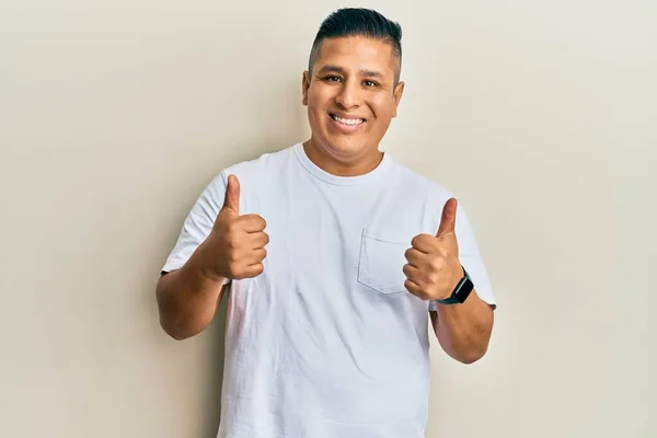 Joven Hombre Latino Con Camiseta Blanca Casual Signo Éxito Haciendo —  Fotos de Stock