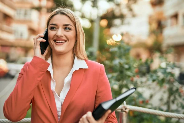 Genç Sarışın Kadını Gülümsüyor Şehirdeki Akıllı Telefondan Konuşuyor — Stok fotoğraf