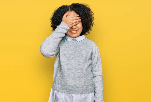 Ung Liten Flicka Med Afro Hår Bär Casual Kläder Ler — Stockfoto