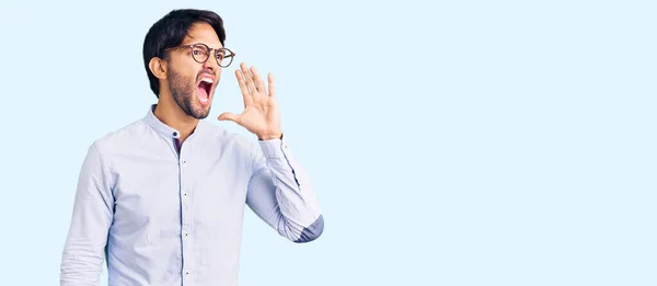 Pohledný Hispánec Pracovní Košili Brýlích Křičící Křičící Stranu Rukou Ústech — Stock fotografie