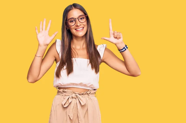 Mujer Hispana Joven Usando Ropa Casual Gafas Mostrando Señalando Con —  Fotos de Stock