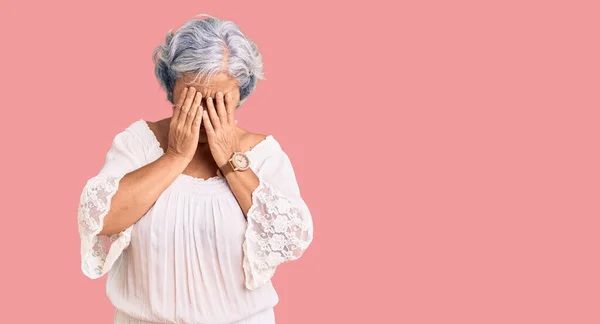 Mujer Mayor Con Pelo Gris Con Estilo Bohemio Frotando Los —  Fotos de Stock