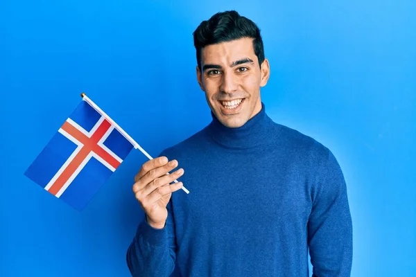 Snygg Latinamerikansk Man Som Håller Flagga Ser Positiv Och Glad — Stockfoto