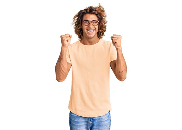Jovem Hispânico Vestindo Roupas Casuais Óculos Comemorando Surpreso Surpreso Pelo — Fotografia de Stock