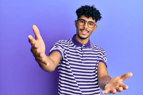 Homem Bonito Árabe Jovem Vestindo Roupas Casuais Óculos Olhando Para — Fotografia de Stock