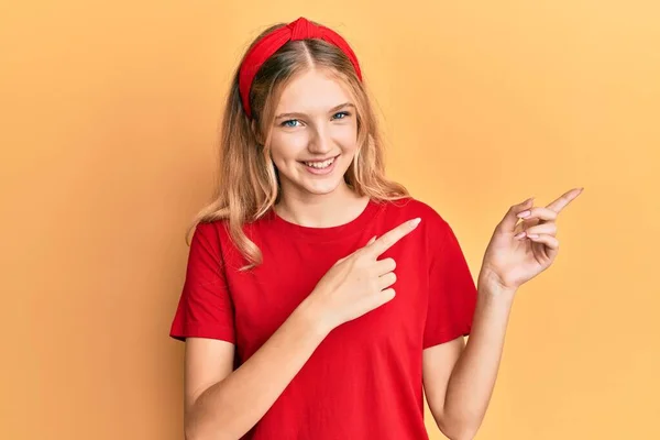 Schöne Junge Kaukasische Mädchen Tragen Lässig Rotes Shirt Lächelnd Und — Stockfoto