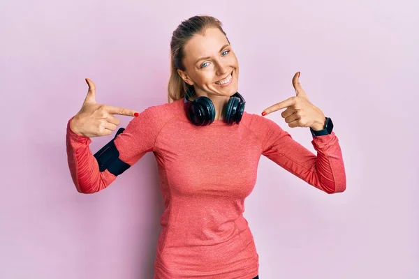 Schöne Kaukasische Frau Sportbekleidung Und Armreif Sieht Selbstbewusst Aus Mit — Stockfoto