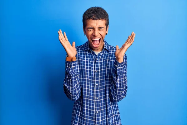 Jovem Americano Africano Vestindo Roupas Casuais Celebrando Loucos Loucos Pelo — Fotografia de Stock