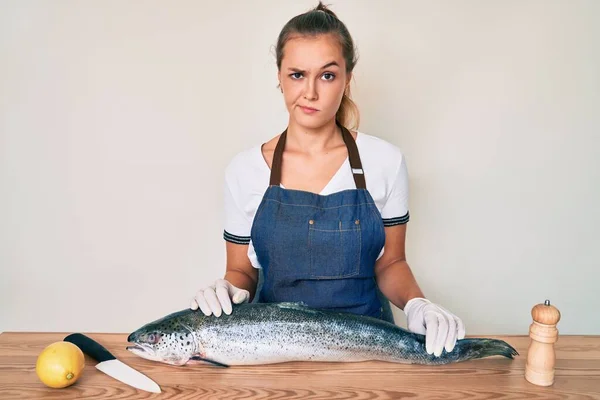 Mulher Branca Bonita Peixeiro Vendendo Fresco Cru Salmão Cético Nervoso — Fotografia de Stock