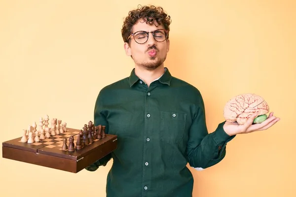 Νεαρός Καυκάσιος Άνδρας Σγουρά Μαλλιά Κρατώντας Μυαλό Ενώ Παίζει Σκάκι — Φωτογραφία Αρχείου