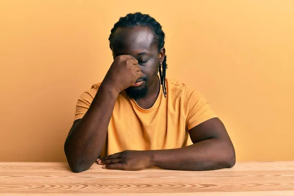 Knappe Jonge Zwarte Man Draagt Casual Kleding Zittend Tafel Moe — Stockfoto