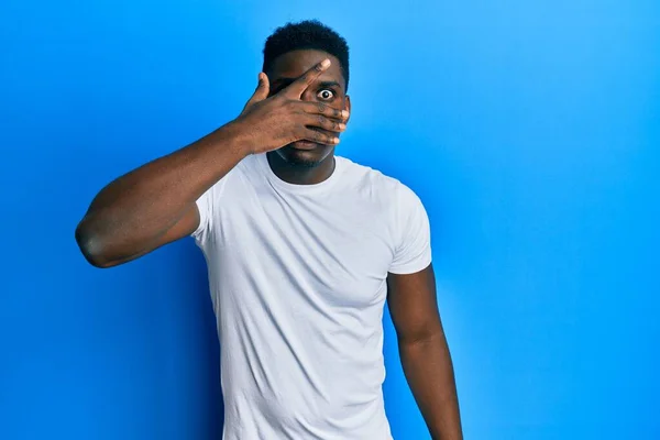 Bonito Homem Negro Vestindo Camisa Branca Casual Espreitando Choque Cobrindo — Fotografia de Stock