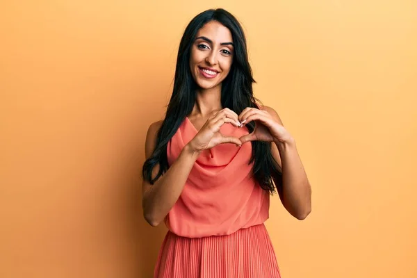 Hermosa Mujer Hispana Con Vestido Verano Sonriendo Amor Mostrando Símbolo — Foto de Stock