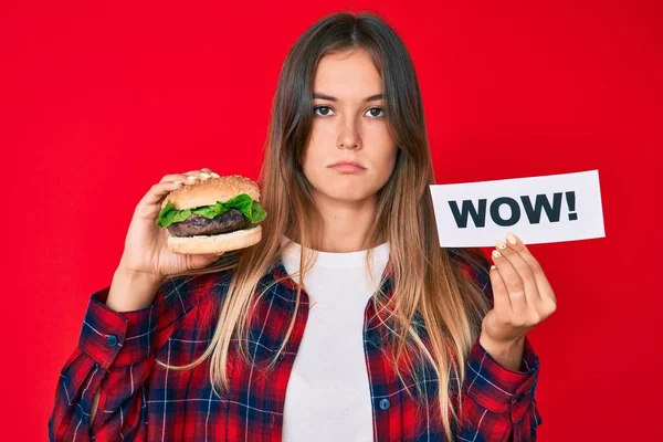 Piękna Biała Kobieta Jedząca Smacznego Hamburgera Trzymając Wow Tekst Zrelaksowany — Zdjęcie stockowe