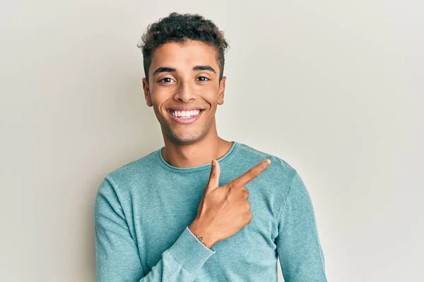 Joven Hombre Afroamericano Guapo Usando Ropa Casual Sonriendo Alegre Señalando —  Fotos de Stock