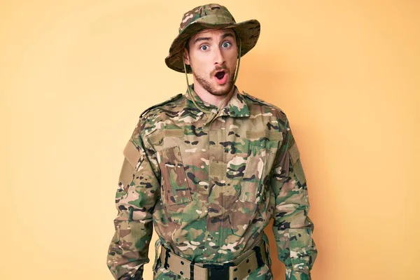 Young Caucasian Man Wearing Camouflage Army Uniform Shock Face Looking — Stock Photo, Image