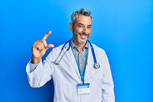 Šedovlasý Muž Středního Věku Lékařské Uniformě Stetoskopu Úsměvem Sebejistotou Gestikuluje — Stock fotografie