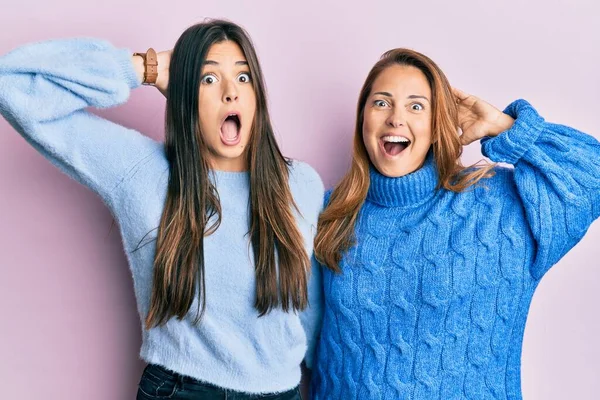 Familia Hispana Madre Hija Vistiendo Suéter Lana Invierno Loca Asustada — Foto de Stock