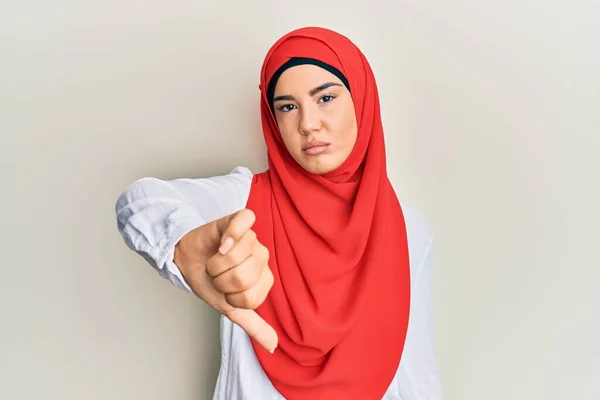 Jovem Bela Menina Hispânica Vestindo Tradicional Lenço Islâmico Hijab Olhar — Fotografia de Stock