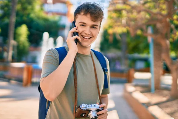 Νεαρός Καυκάσιος Τουρίστας Χαμογελά Χαρούμενος Μιλώντας Στο Smartphone Της Πόλης — Φωτογραφία Αρχείου