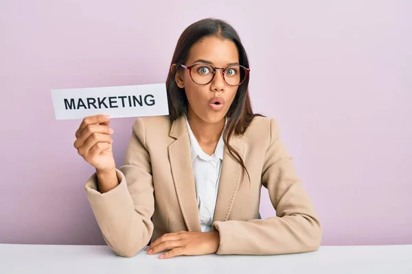 Beautiful Hispanic Business Woman Holding Marketing Message Paper Scared Amazed — Stock Photo, Image
