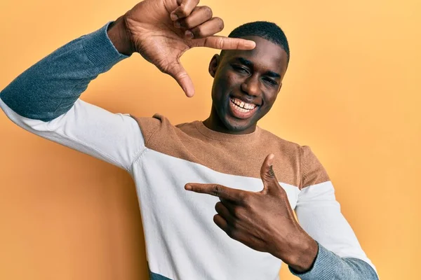 年轻的非洲裔美国人 身穿休闲装 面带微笑 手指手画脚 面带笑容 创意与摄影概念 — 图库照片
