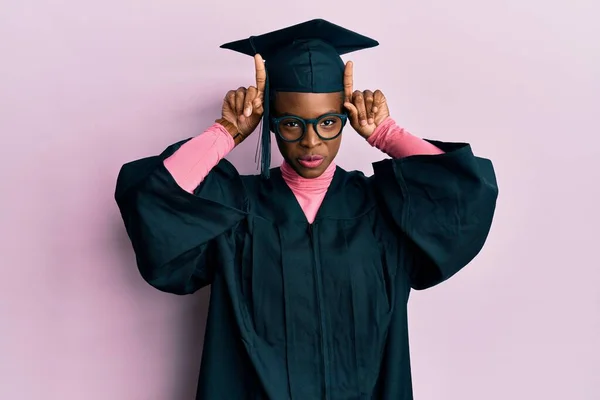 Jovem Menina Afro Americana Vestindo Boné Formatura Roupão Cerimônia Fazendo — Fotografia de Stock