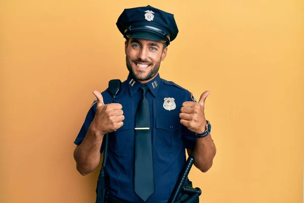 Snygg Latinamerikansk Man Klädd Polisuniform Framgång Tecken Gör Positiv Gest — Stockfoto
