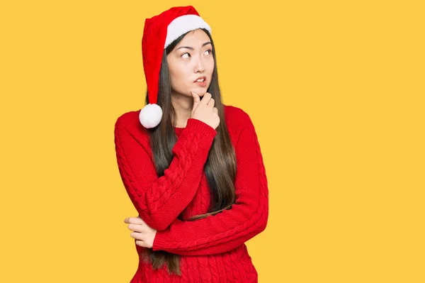 Ung Kinesisk Kvinna Bär Jul Hatt Tänker Orolig För Fråga — Stockfoto