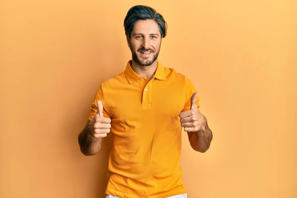 Ung Latinamerikan Man Bär Casual Gul Shirt Framgång Tecken Gör — Stockfoto