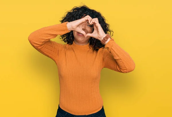 Jeune Femme Hispanique Portant Des Vêtements Décontractés Faisant Forme Coeur — Photo