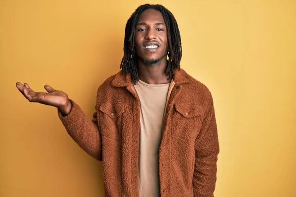 Hombre Afroamericano Con Trenzas Con Chaqueta Retro Marrón Sonriendo Alegre —  Fotos de Stock