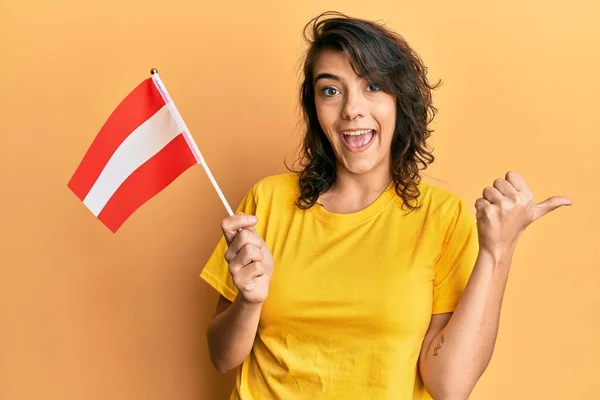 Jonge Spaanse Vrouw Houdt Oostenrijk Vlag Wijzen Duim Naar Zijkant — Stockfoto