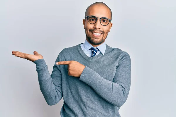 Ispanico Uomo Adulto Con Gli Occhiali Stile Business Stupito Sorridente — Foto Stock