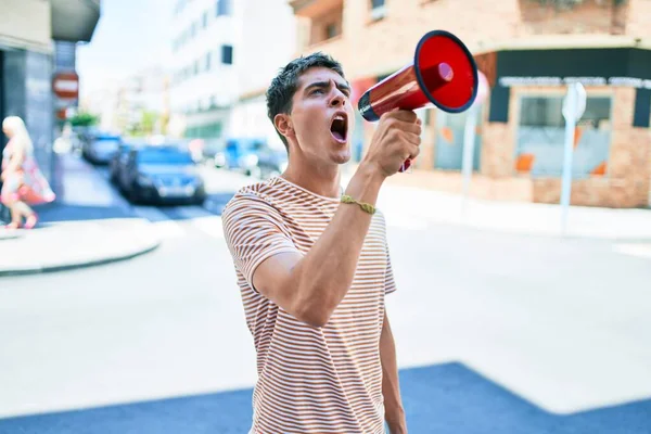 Junger Schöner Kaukasier Schreit Mit Megafon Der Stadt — Stockfoto