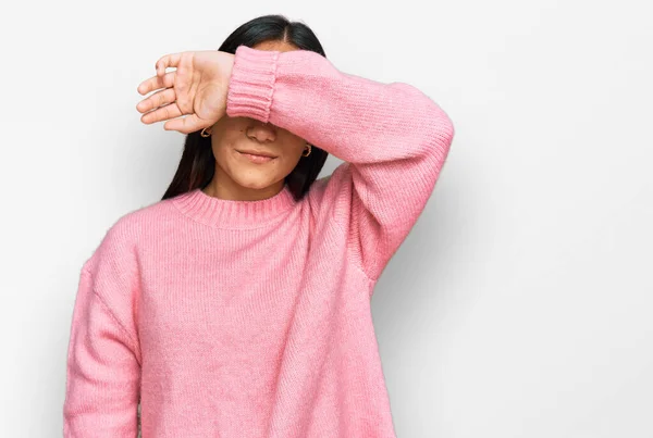 Mujer Asiática Joven Que Usa Suéter Invierno Casual Cubriendo Los — Foto de Stock