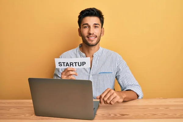 Mladý Pohledný Muž Drží Startup Zprávu Jako Marketing Vývoj Vypadá — Stock fotografie