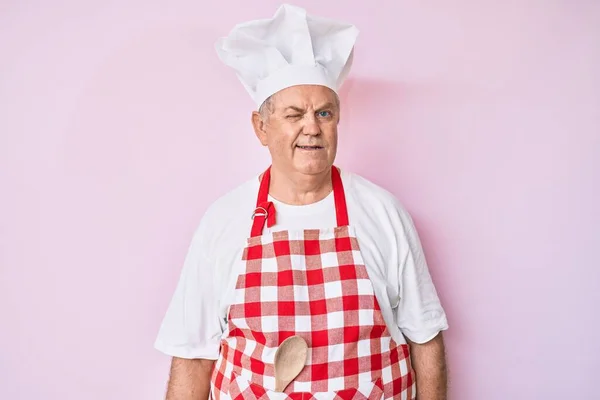 Senior Hombre Pelo Gris Vistiendo Delantal Panadero Profesional Guiño Mirando —  Fotos de Stock