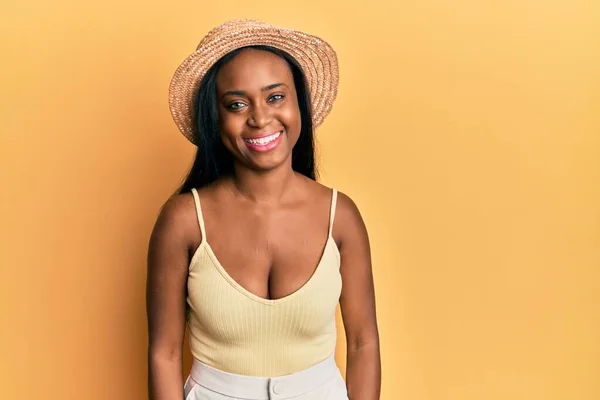 Junge Afrikanerin Mit Sommerhut Vor Gelbem Hintergrund Mit Einem Fröhlichen — Stockfoto