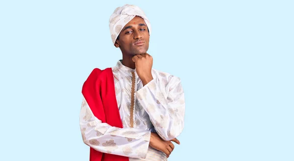 Africano Bonito Homem Vestindo Tradição Sherwani Saree Roupas Com Mão — Fotografia de Stock