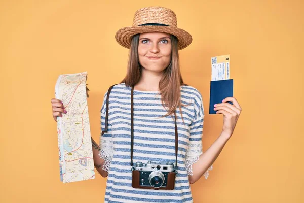 美しい白人観光客の女性の都市マップとパスポート懐疑的かつ神経を保持し 問題のために動揺を眉をひそめて 否定的な人 — ストック写真